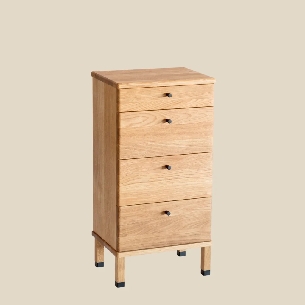 Cora dresser in oiled oak with four drawers H96 cm on beige background